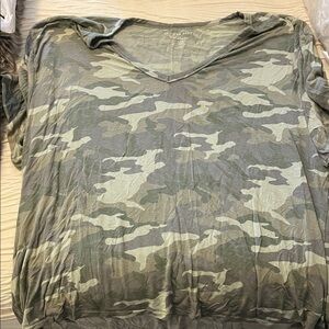 Aerie V-Neck Camouflage Short Sleeve Tee - Olive Camo